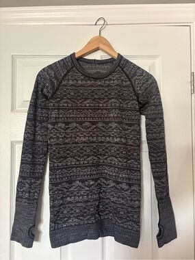 Woman’s Lululemon swiftly long sleeve, grey patterned